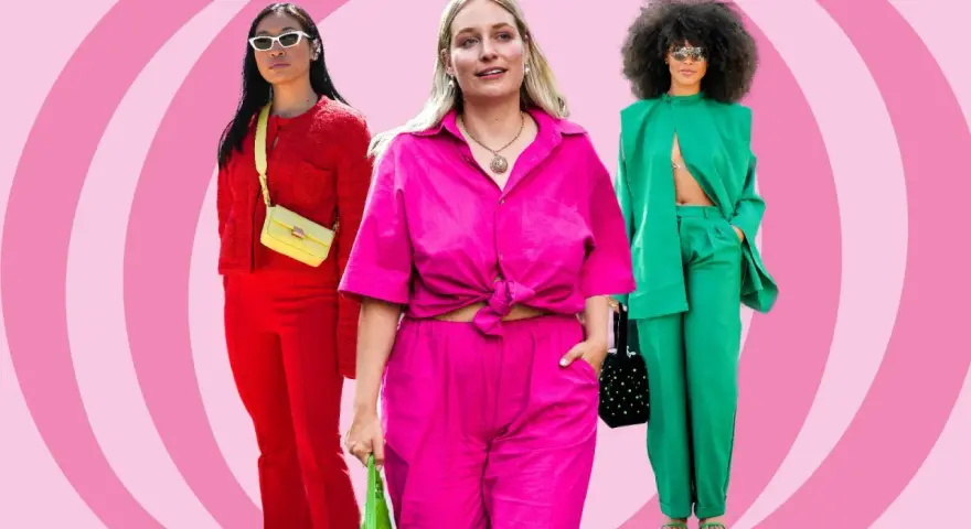 Drei Frauen in leuchtenden Outfits: Rot mit gelber Tasche, Pink und Grün. Inspiration, welche farben passen zusammen kleidung.