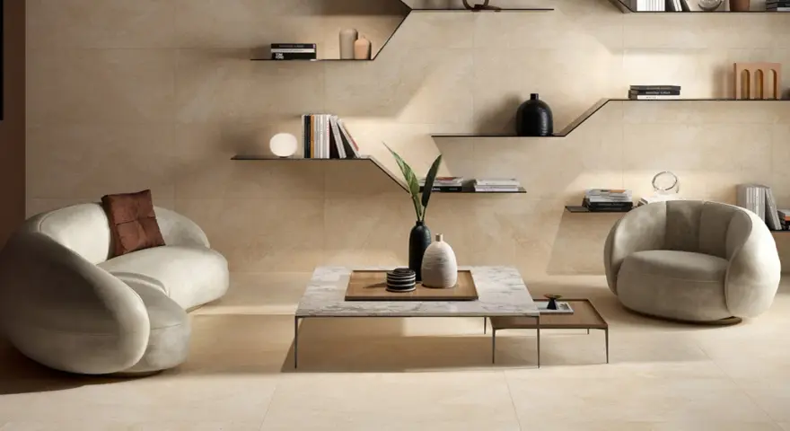 Beige Wandfliesen und Möbel schaffen eine warme Atmosphäre. Dunkle Akzente wie Vasen und Bücher zeigen, welche Farbe passt zu Beige.