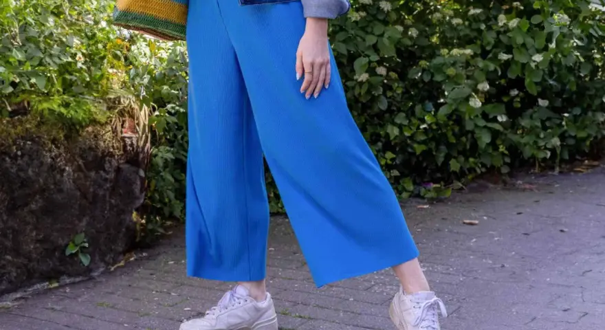 Blaues Culotte-Outfit mit Jeansjacke und bunten Tasche. So kann man Culottes kombinieren für einen lässigen Look.
