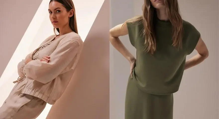 Zwei Frauen in eleganter Kleidung. Links eine Frau in einem beigen Leinenanzug, rechts eine Frau in einem grünen Kleid. Die monochrome Farbgestaltung unterstreicht die schlichte Eleganz.