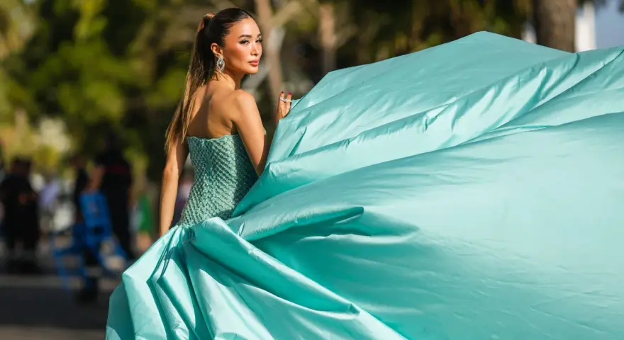 Eine Dame im mintgrünen Glitzerkleid mit voluminösem Rock, perfekt für den Black Tie Dresscode Damen.