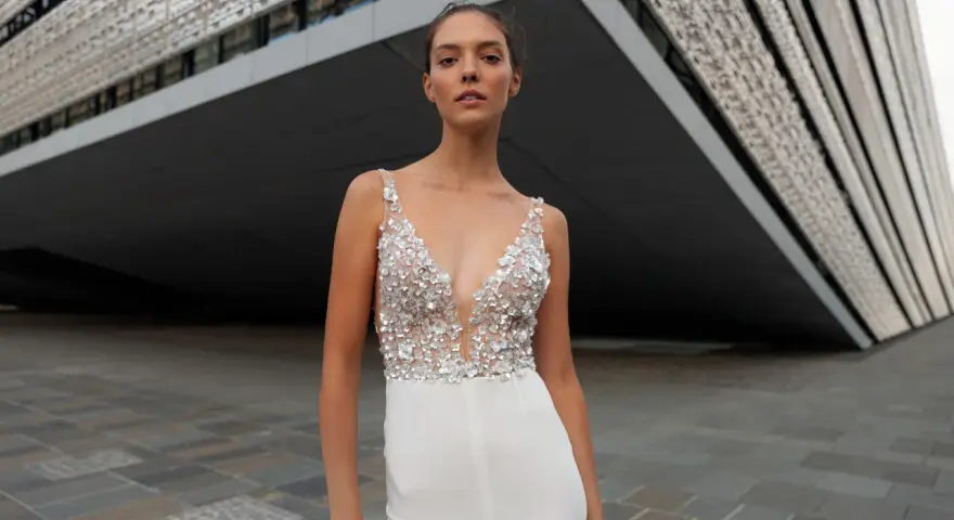 Moderne Braut: Ein weißer Jumpsuit mit funkelndem Oberteil, perfekt um einen Jumpsuit zu kombinieren Hochzeit.
