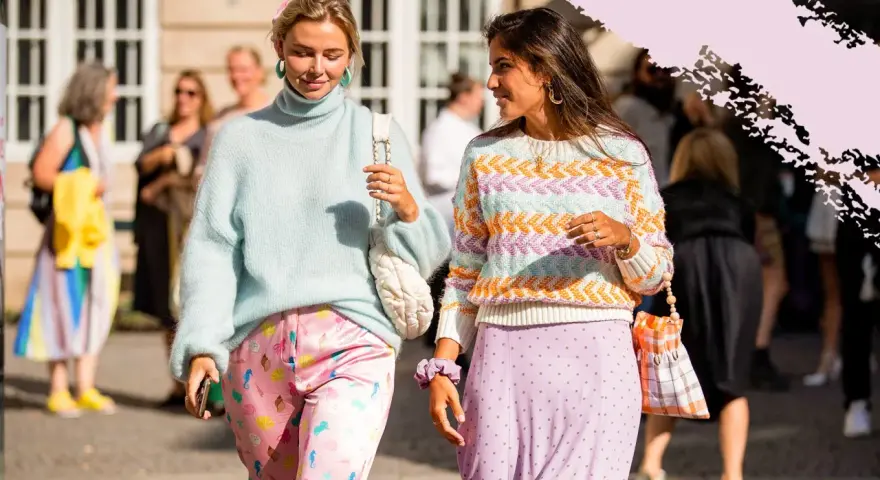 Zwei Frauen in pastellfarbenen Outfits, die sanfte Töne wie Hellblau, Rosa und Lavendel zeigen. Sie verkörpern den Charme von pastellfarben.