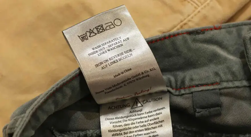 Pflegeetikett für Jeans: Waschen bei 30°C, separat, auf links. Bügeln auf links. Vorsicht: Farbe kann abfärben.