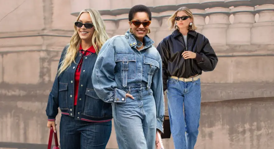Drei Frauen zeigen, wie man Mom Jeans kombiniert: mit Jeansjacke, Lederjacke und sportlichem Top.