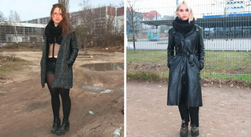Zwei Frauen in Berlin, bereit für einen Clubbesuch. Links mit grauem Mantel und Korsett, rechts im schwarzen Leder-Outfit. Perfektes Berghain Outfit.