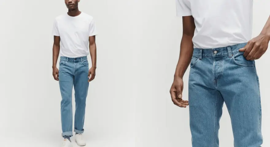 Mann in blauer Jeans und weißem T-Shirt. Ein Beispiel, wie man blaue Jeans kombinieren kann, lässig und stilvoll.