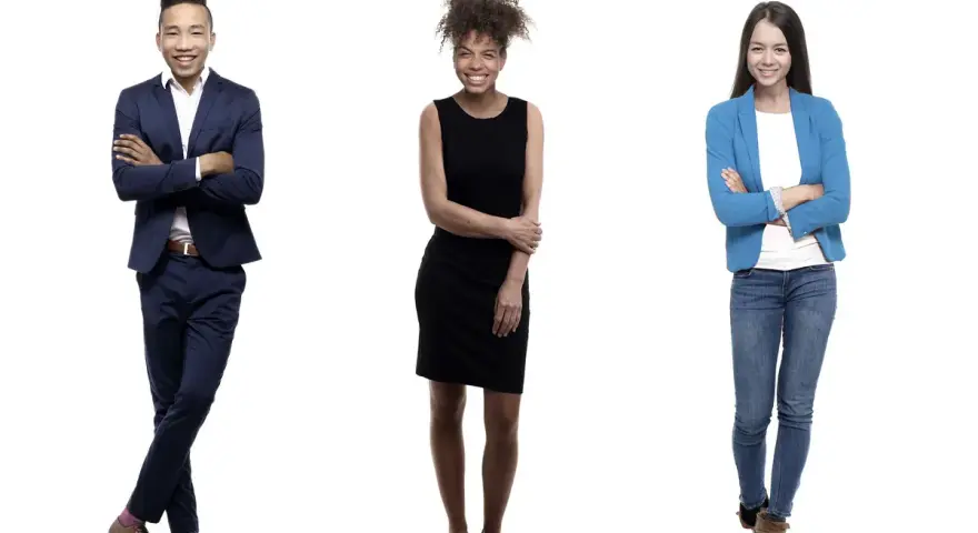 Drei Personen stehen nebeneinander. Links ein Mann im Anzug, in der Mitte eine Frau im schwarzen Kleid, rechts eine Frau im Blazer und Jeans. Alle lächeln und zeigen einen dresscode informal.