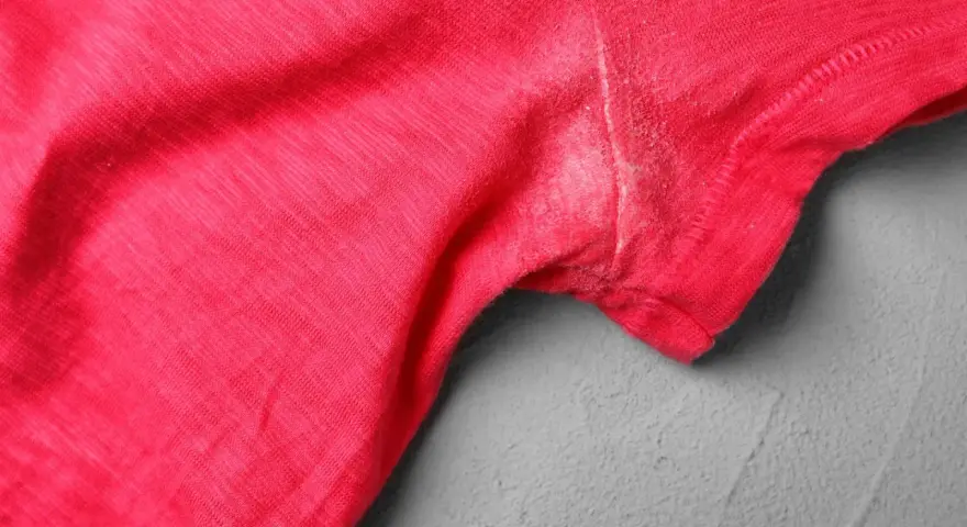 Rotes T-Shirt mit hartnäckigen Deo-Flecken unter dem Arm. Tipps zum Deoflecken entfernen gesucht.