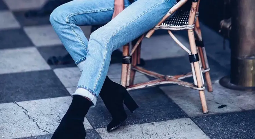 Lässiger Look: Jeans mit hochgekrempeltem Saum und schwarzen Stiefeletten. Perfekt, um Boots mit Jeans zu kombinieren.