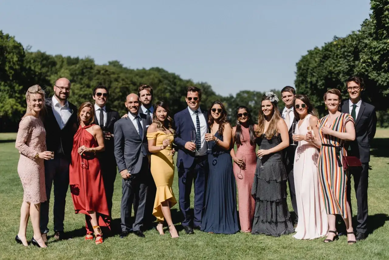Gruppe feiert Silberhochzeit. Gäste in festlicher Kleidung, ein stilvolles silberhochzeit outfit gast.