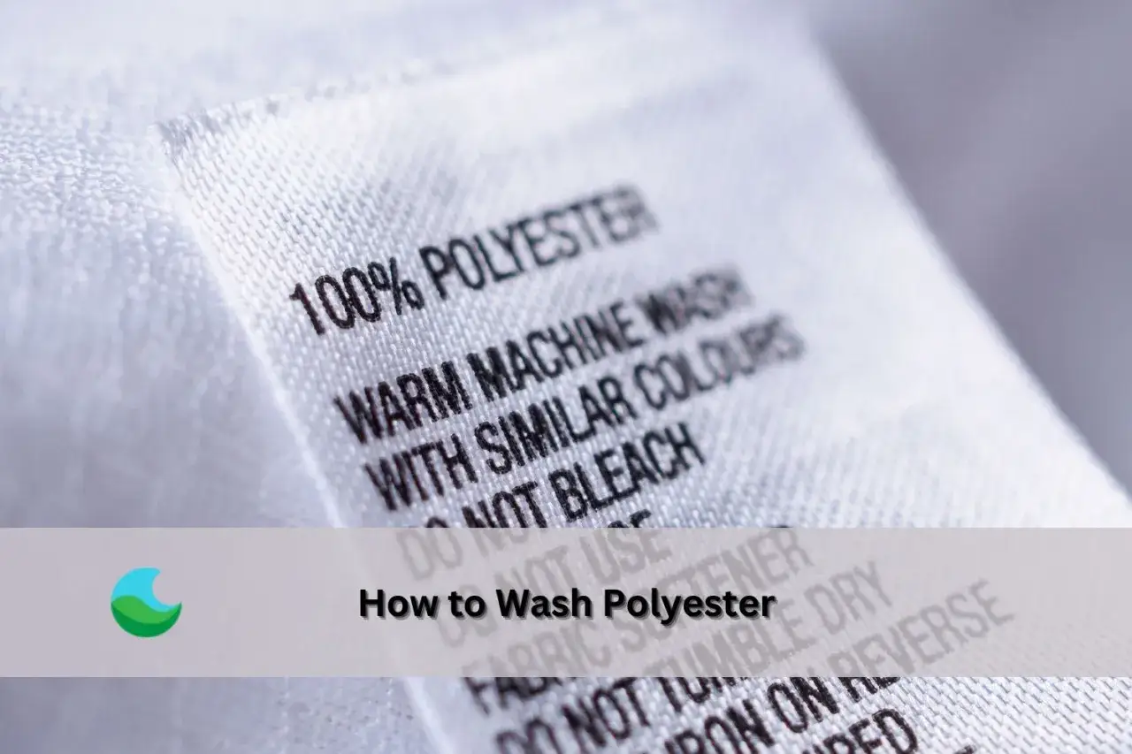 Pflegeetikett für 100% Polyester: Warm in der Maschine waschen mit ähnlichen Farben. So gelingt das Polyester waschen.