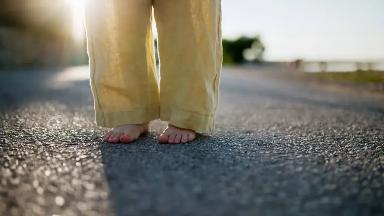 Barfu&szlig; auf der Stra&szlig;e, die weite Leinenhose im Sonnenlicht. Ein Gef&uuml;hl von Freiheit, als ob die Hose frisch gewaschen w&auml;re.