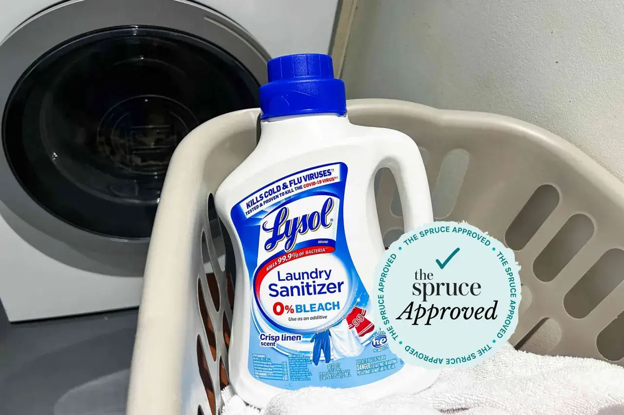 Lysol W&auml;sche-Desinfektionsmittel hilft, Schweissgeruch aus Kleidern zu entfernen. Daneben eine Waschmaschine und ein W&auml;schekorb.