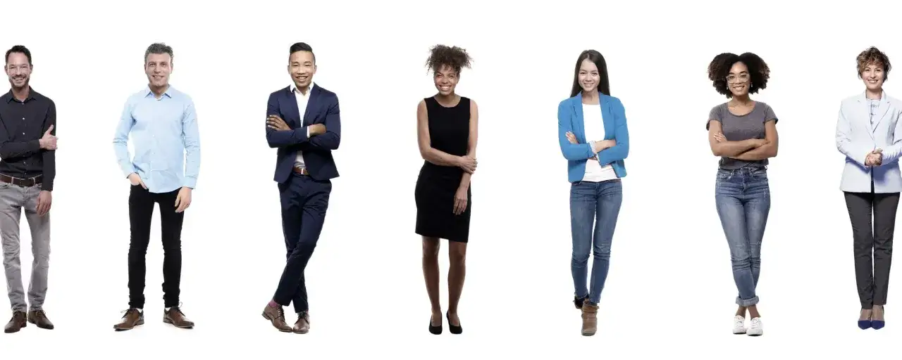 Sieben Personen in business casual Kleidung, von lässig bis schick, stehen nebeneinander.