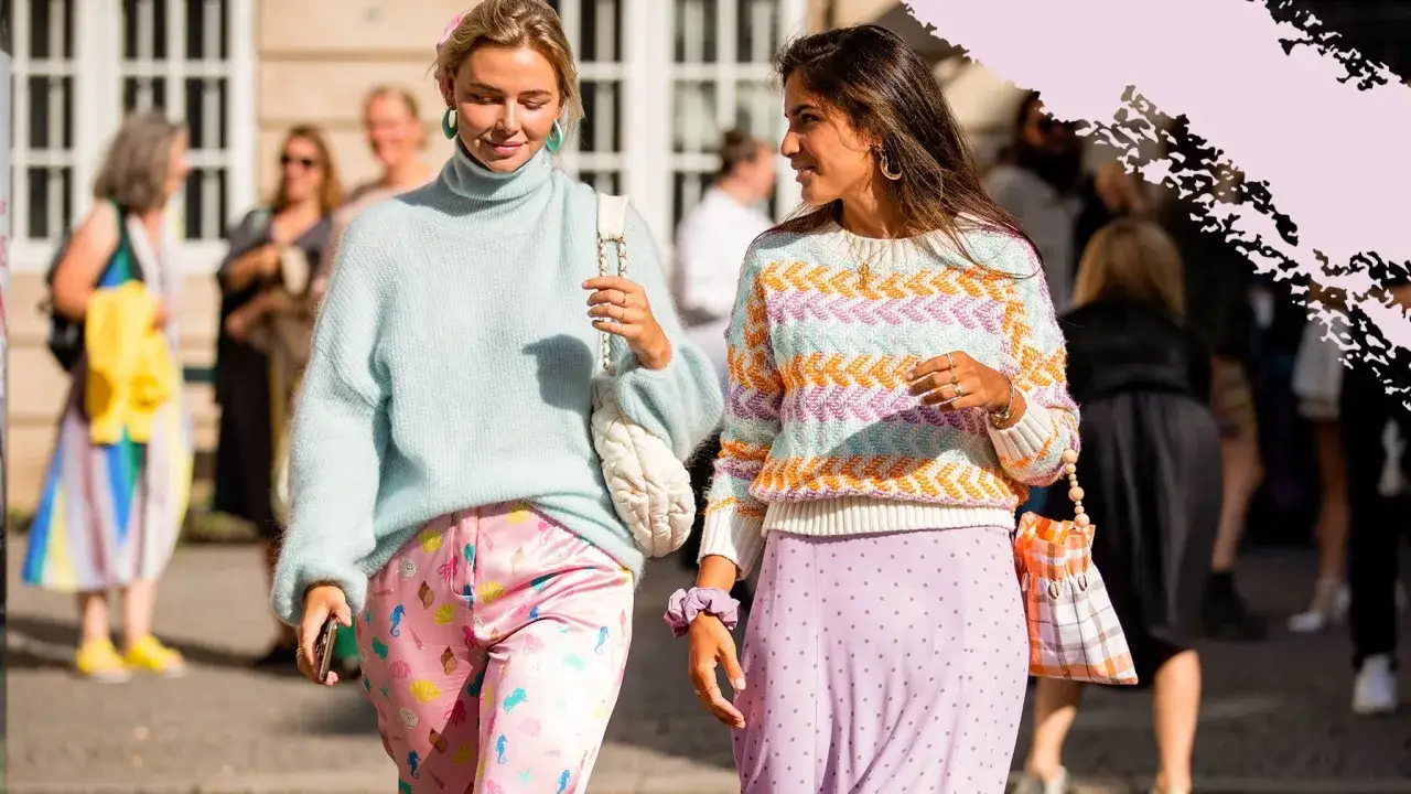 Zwei Frauen in pastellfarbenen Outfits, die sanfte T&ouml;ne wie Hellblau, Rosa und Lavendel zeigen. Sie verk&ouml;rpern den Charme von pastellfarben.