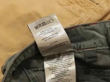 Pflegeetikett für Jeans: Waschen bei 30°C, separat, auf links. Bügeln auf links. Vorsicht: Farbe kann abfärben.