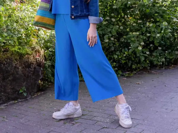 Blaues Culotte-Outfit mit Jeansjacke und bunten Tasche. So kann man Culottes kombinieren für einen lässigen Look.