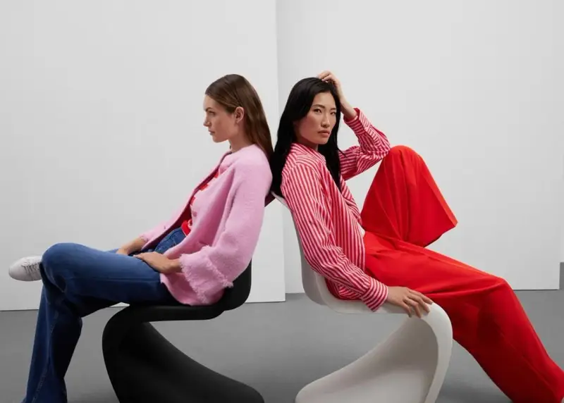 Zwei Frauen in leuchtenden Farben, ein Beispiel für Dopamin Dressing. Eine trägt einen pinken Cardigan, die andere ein rot-weiß gestreiftes Hemd und weite rote Hosen.